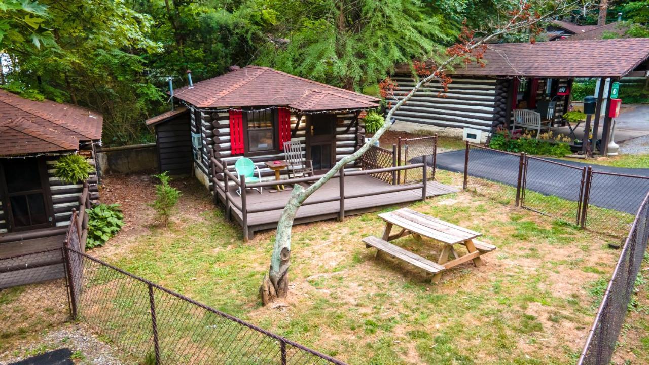 Log Cabin Motor Court Эшвилл Экстерьер фото
